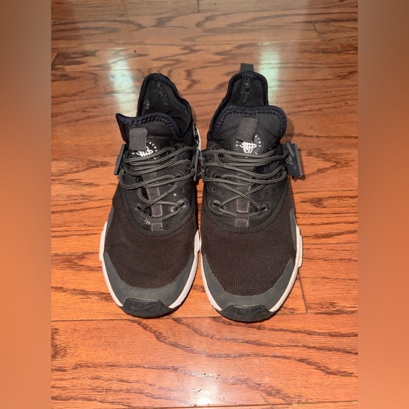 Nike Black and White Men's Nike Air Hurache Sneakers - Picture 1 of 6